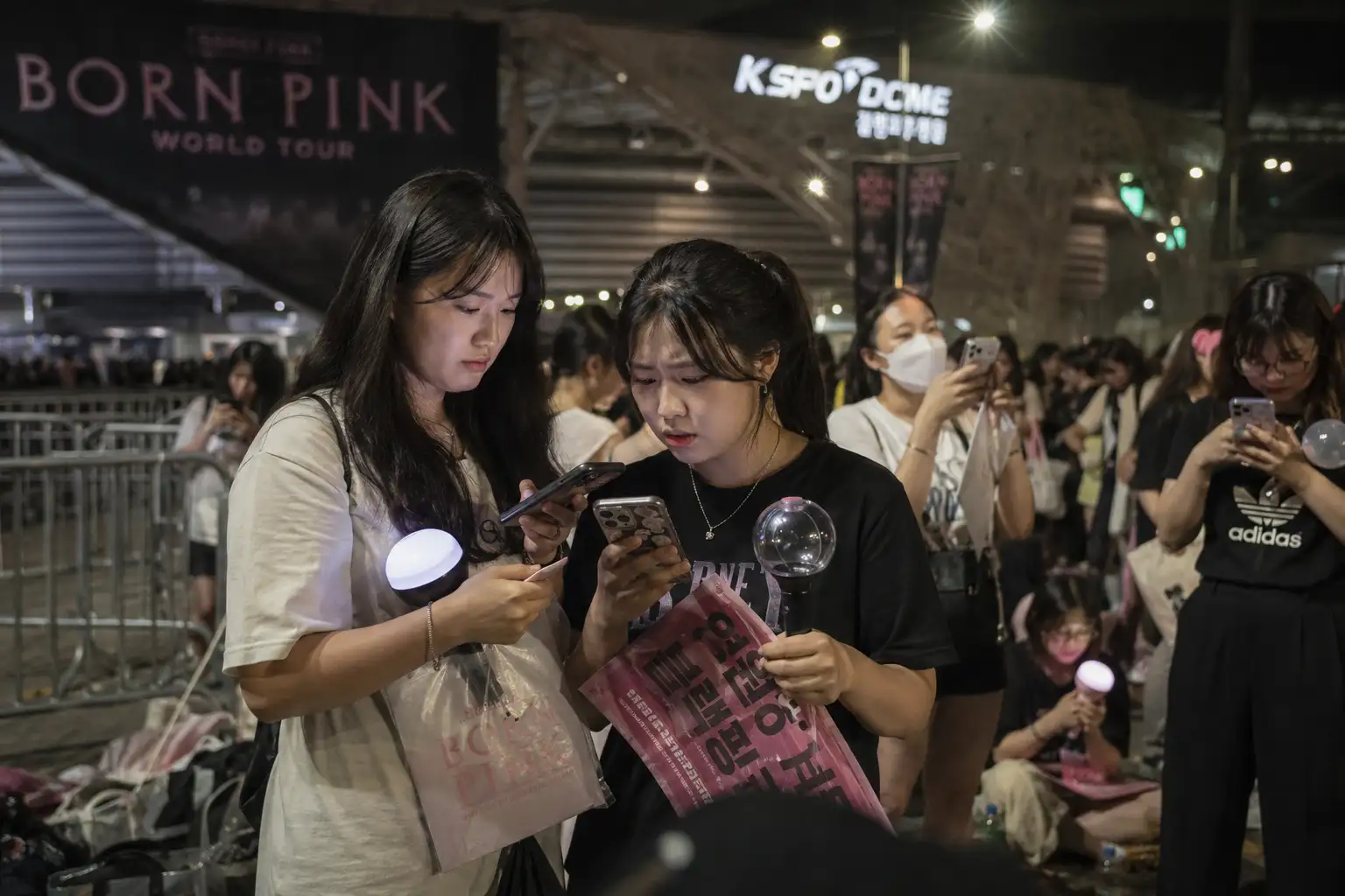 K-pop 深伪争议:AI 把偶像亲密感做成了流水线