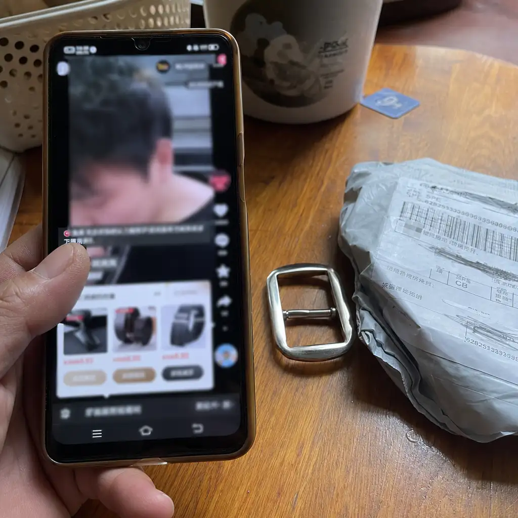 AI 假卖家在哭着带货:身份叙事被做成了转化率工具