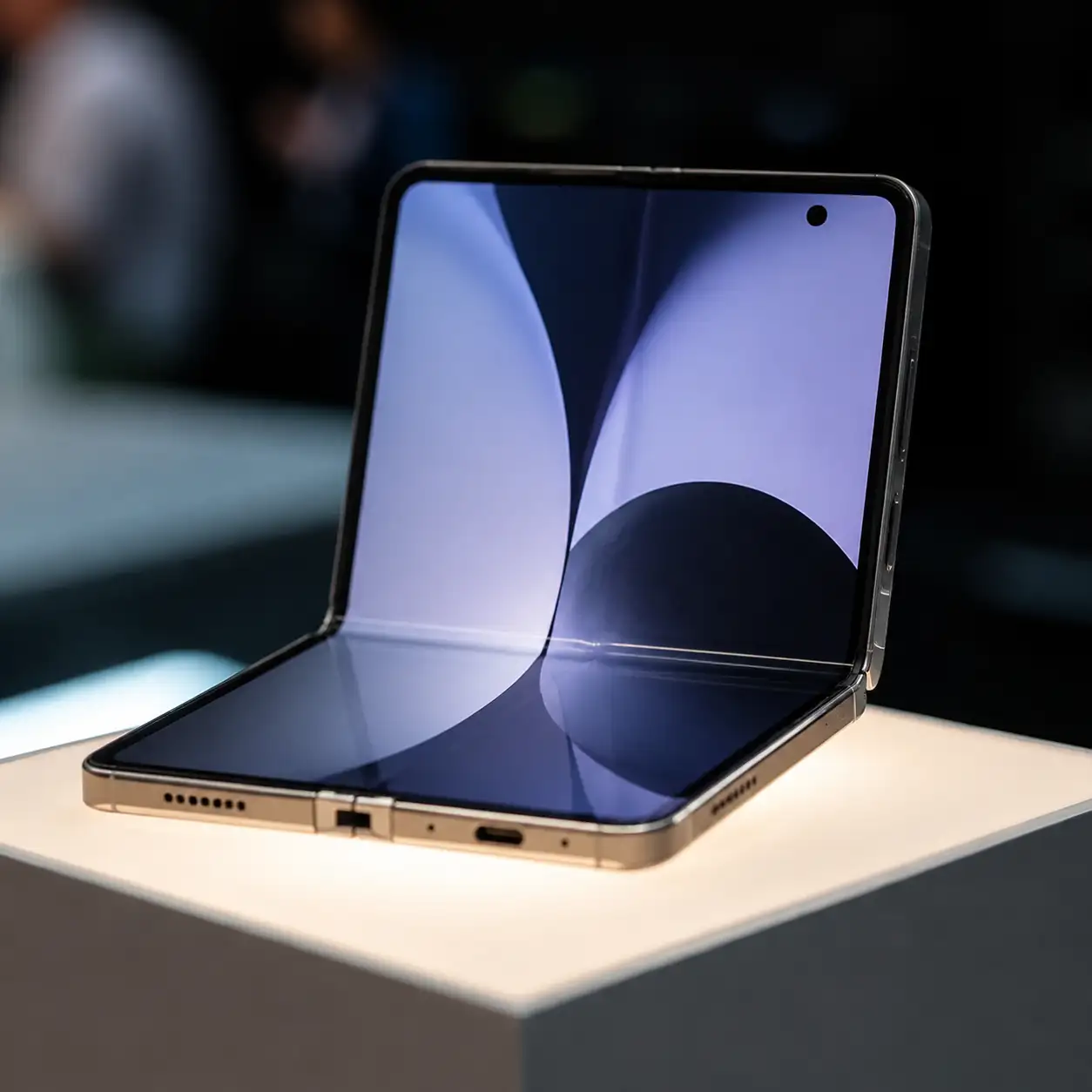 三星 Galaxy Z Fold 8 预置材料曝光:机身更宽,却比 Fold 7 更厚