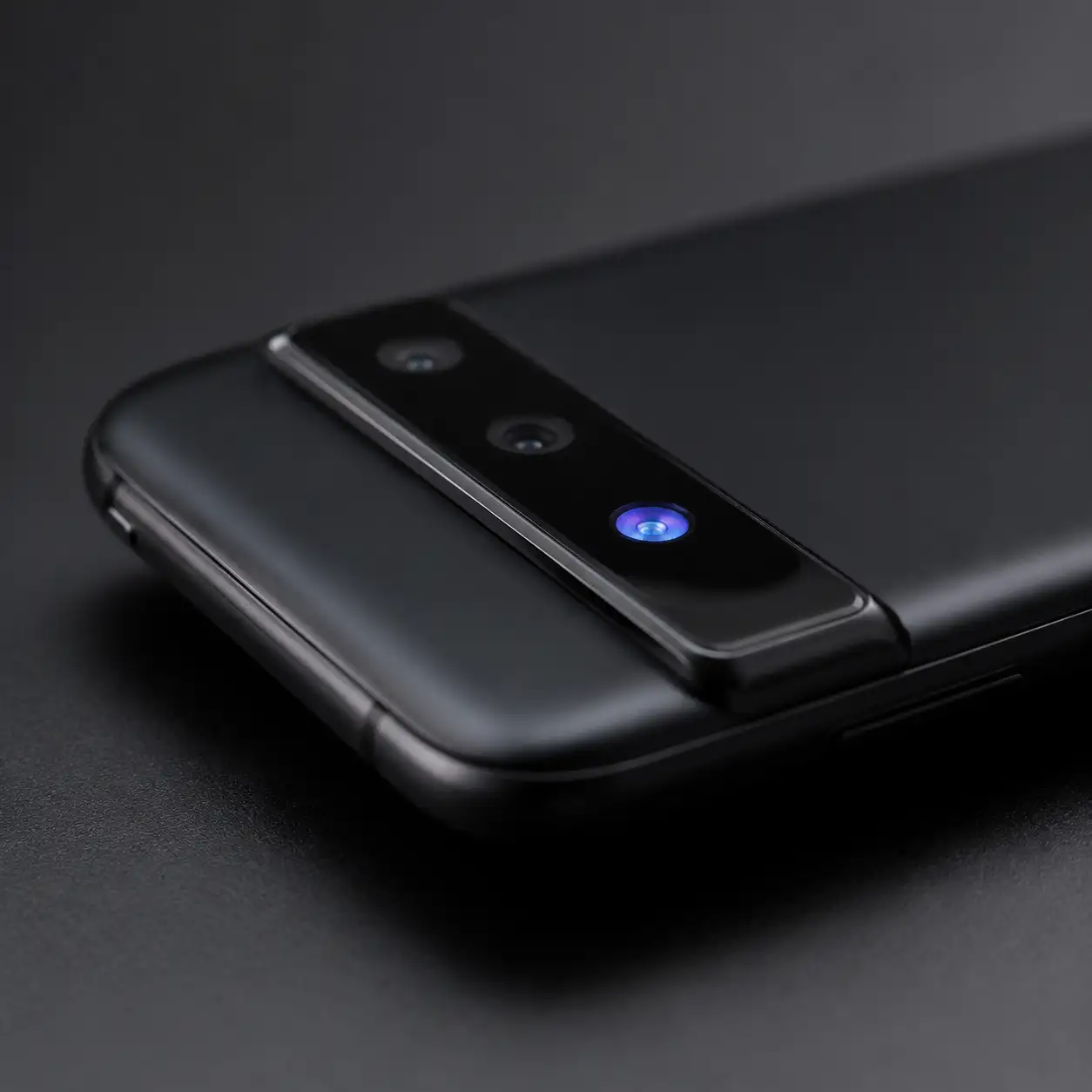 Pixel 11 相机条冒出发光圆点,Google 敢晒不给说明书