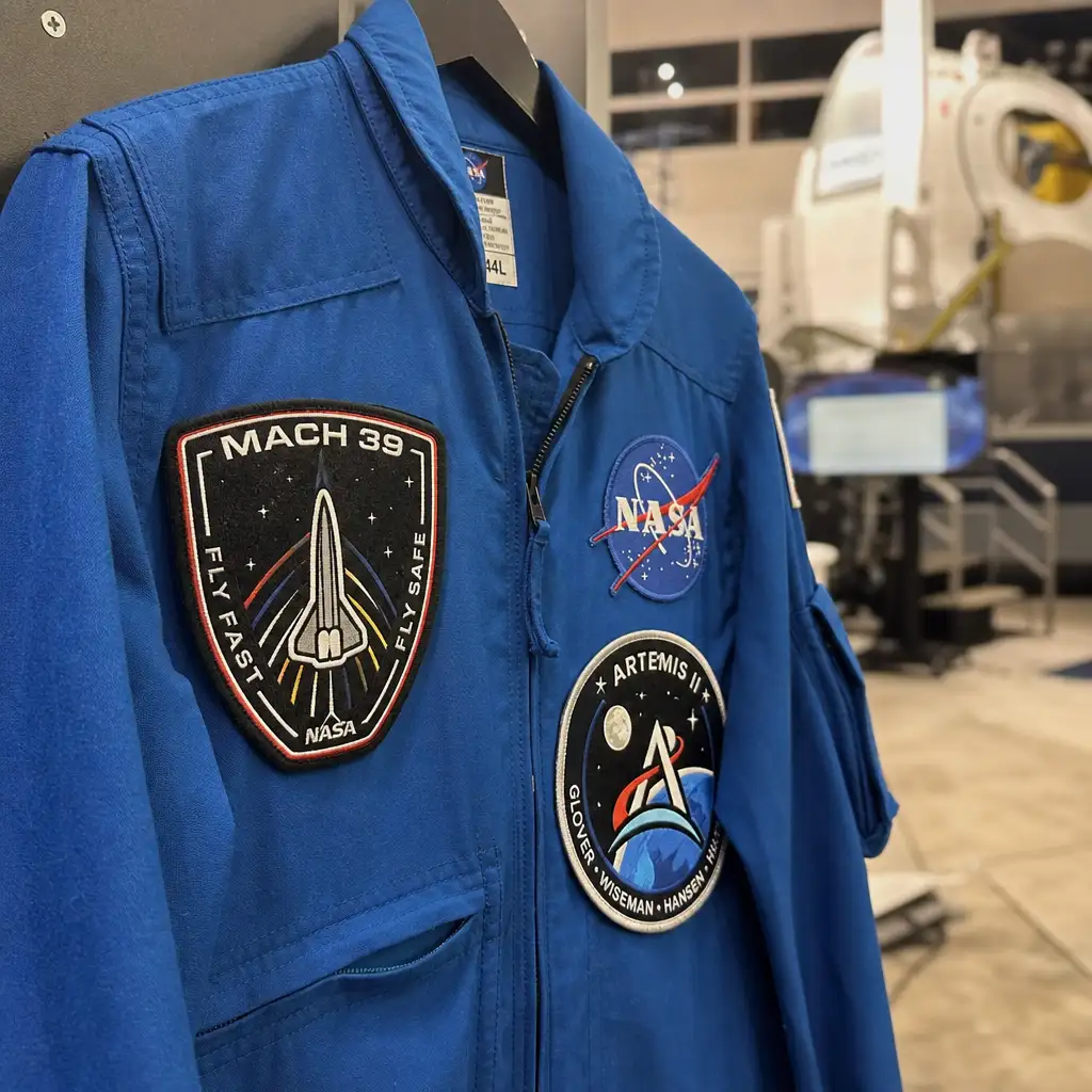 NASA 的 Mach 39 臂章:最快现役人类,和一场重返深空的叙事补课