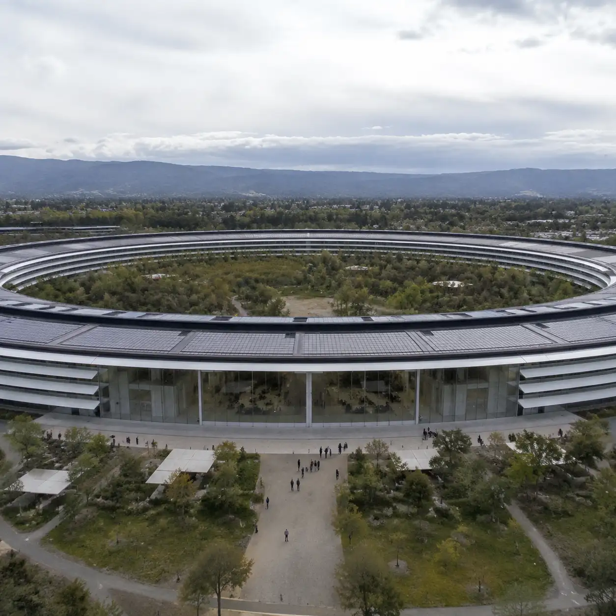 苹果起诉 OpenAI:挑战 iPhone 之前,先扛住硬件战争的全部成本