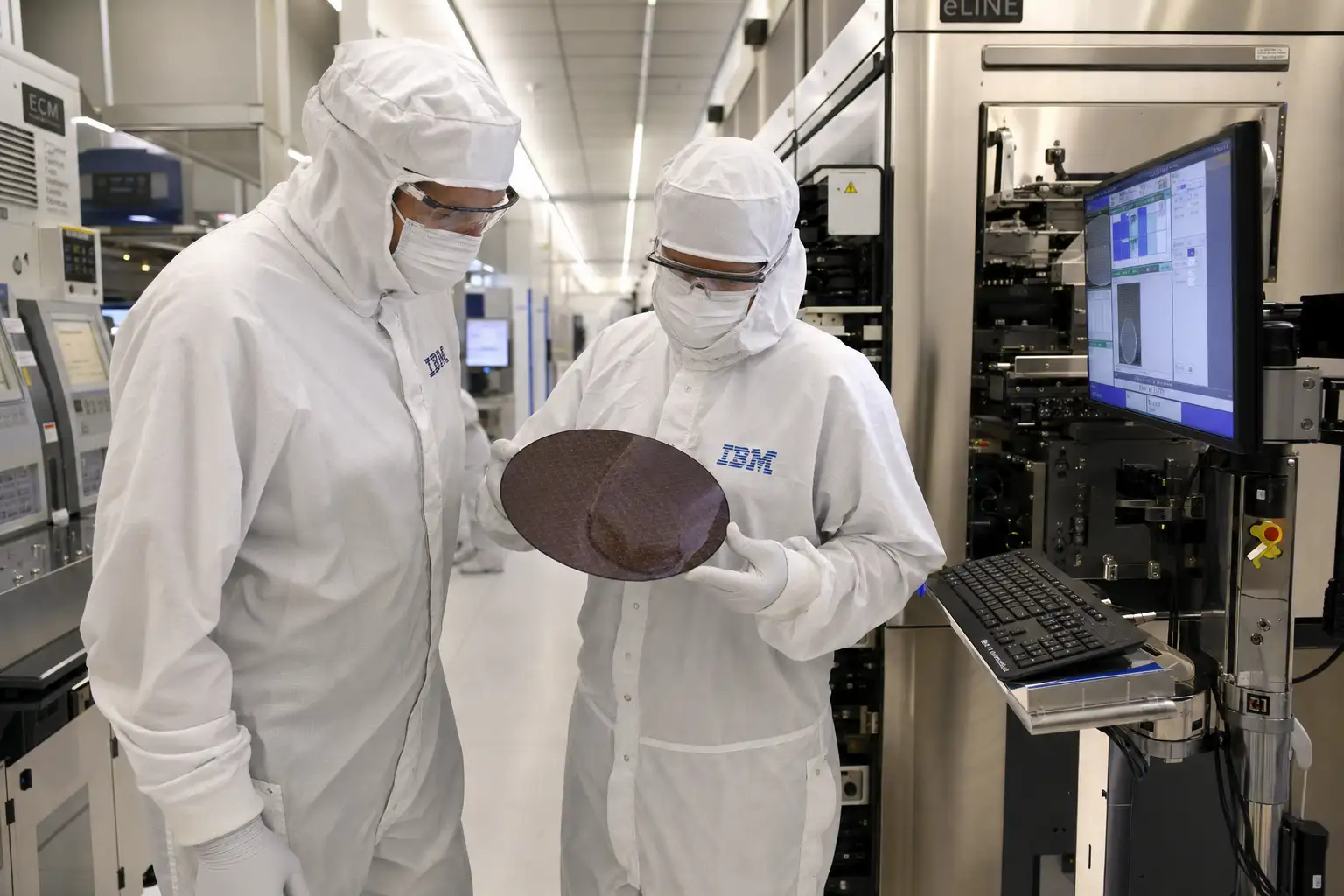 IBM把芯片推进7埃,但真正的战场不在“更小”