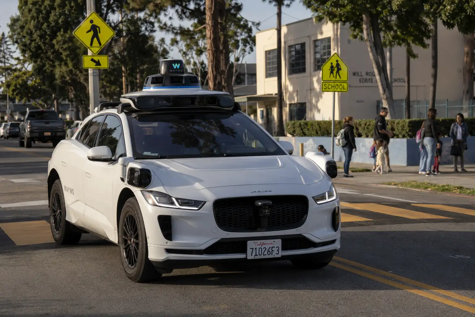 Waymo给Robotaxi安全评估换尺:更像人,但还不是安全证明
