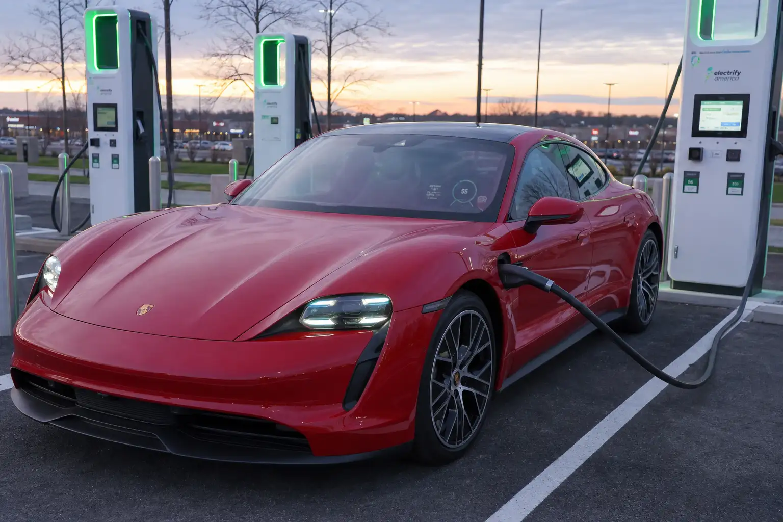 2027 款保时捷 Taycan 美国版更新:NACS 上车,但 800V 快充还要看站点